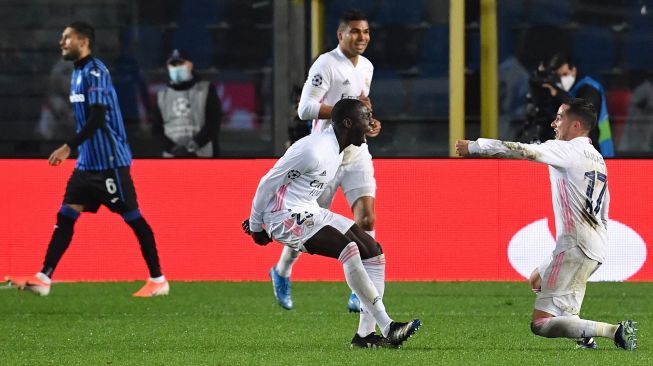 Bek Real Madrid Ferland Mendy merayakan golnya setelah membuka skor selama pertandingan leg pertama babak 16 besar Liga Champions UEFA Atalanta melawan Real Madrid di Stadion Atleti Azzuri d'Italia, Kamis (25/2/2021) dini hari WIB.  Tiziana FABI / AFP