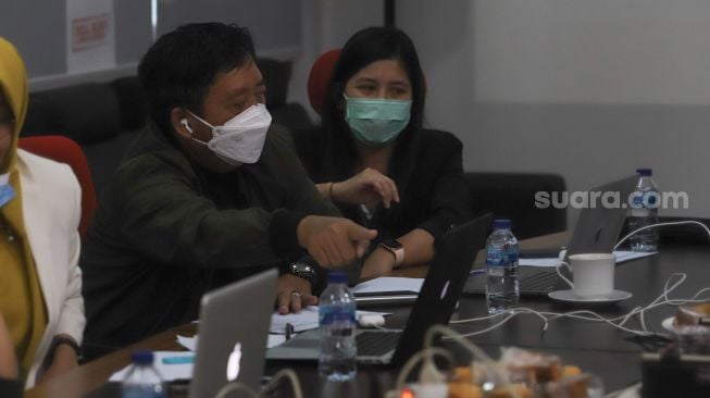 Suasana saat para dewan juri melakukan proses penjurian babak 6 besar ajang pencarian bakat Bintang Suara yang diselenggarakan secara virtual di Kantor Suara.com, Jakarta Selatan, Kamis (25/2/2021). [Suara.com/Alfian Winanto]