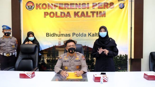 Salut! Polda Kaltim Hadirkan Juru Bahasa Isyarat Setiap Konferensi Pers