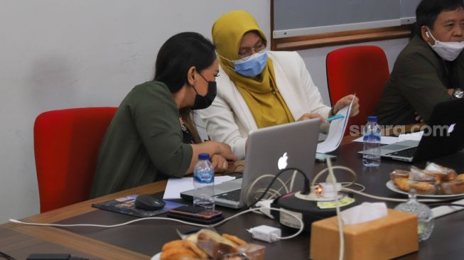 Suasana saat para dewan juri melakukan proses penjurian babak 6 besar ajang pencarian bakat Bintang Suara yang diselenggarakan secara virtual di Kantor Suara.com, Jakarta Selatan, Kamis (25/2/2021). [Suara.com/Alfian Winanto]