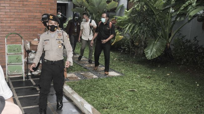 Sejumlah penyidik KPK bergegas usai menggeledah kediaman politisi PDI Perjuangan Ihsan Yunus di Polugadung, Jakarta Timur, Rabu (24/2/2021). ANTARA FOTO/Alexander Yada