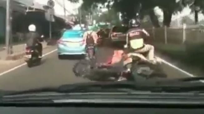 Jatuh Senggolan dengan Mobil, Pemotor Ini Malah Salahkan Ambulans