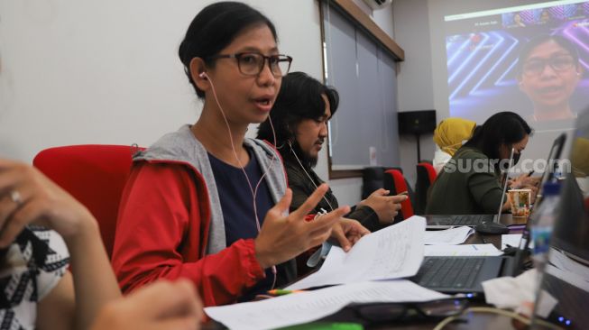 Suasana saat para dewan juri melakukan proses penjurian babak 6 besar ajang pencarian bakat Bintang Suara yang diselenggarakan secara virtual di Kantor Suara.com, Jakarta Selatan, Kamis (25/2/2021). [Suara.com/Alfian Winanto]