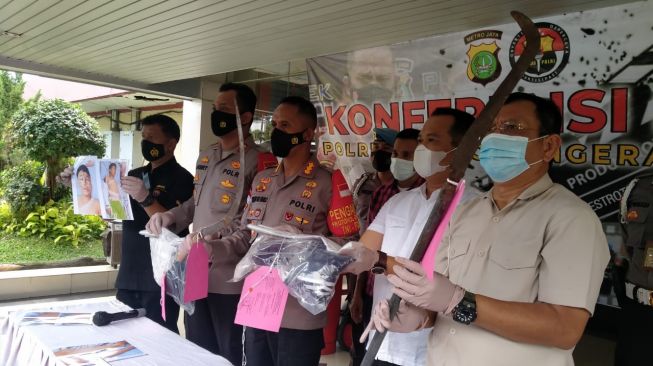 Polres Metro Tangerang Kota dalam konferensi pers terkait kasus penyiraman air keras terhadap seorang pelajar berinisial FI (16), Kamis (25/2/2021). [Ist]