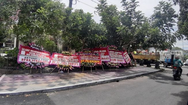 H-1 Pelantikan Gibran-Teguh, DPRD Solo Banjir Karangan Bunga