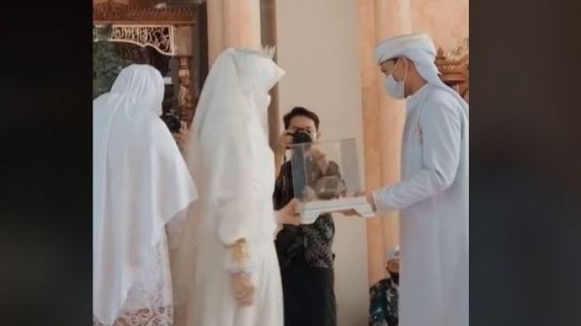 Viral Pasangan Pengantin Masih Malu-malu, Sampai Gemetaran saat Salaman