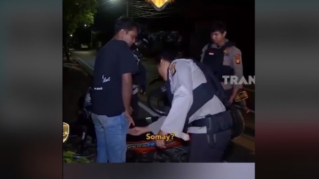 Pemuda digeledah polisi disangka kantongi narkoba. (TikTok/@thepolice.offiicial)