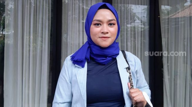 Mantan Istri Komedian Daus Mini, Yunita Lestari ketika ditemui di Komnas Perlindungan Anak, Jakarta Timur, Kamis (25/2/2021). [Suara.com/Alfian Winanto]