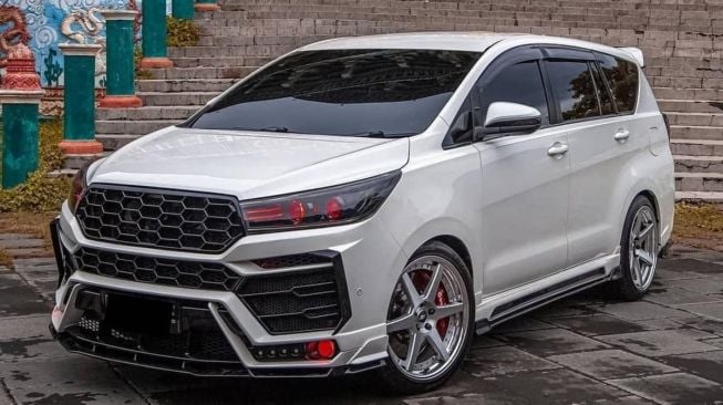 Tampilan depan Toyota Innova dengan cersi Lamborghini Urus (Gaadiwaadi)