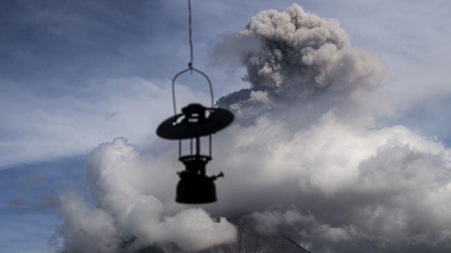 Gunung Sinabung menyemburkan material vulkanik saat erupsi di Desa Tigapancur, Simpang Empat, Karo, Sumatera Utara, Kamis (25/2/2021). ANTARA FOTO/Nova Wahyudi
