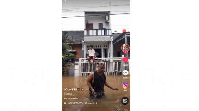 Joget TikTok Saat Banjir, Warganet Malah Nungguin Momen Jatuh ke Air