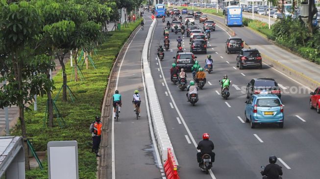 Penampakan jalur khusus sepeda di Sudirman, Jakarta Pusat, Jumat (26/2/2021). [Suara.com/Alfian Winanto]