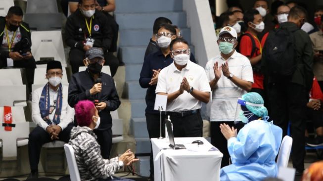 Menteri Koordinator bidang Pembangunan Manusia dan Kebudayaan (Menko PMK) Muhadjir Effendy vaksinasi untuk atlet. (Foto dok. Kemenko PMK) 