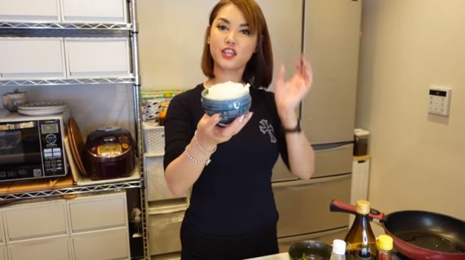 Masak Nasi Goreng dan Sate, Aksi Maria Ozawa Disorot Netizen Indonesia. (YouTube/Maria Ozawa)