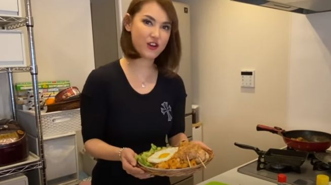 Masak Nasi Goreng dan Sate, Aksi Maria Ozawa Disorot Netizen Indonesia. (YouTube/Maria Ozawa)