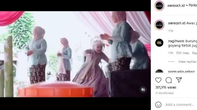 Pengantin wanita lincah joget saat resepsi. (Instagram/@awreceh.id)