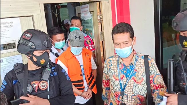 Dilantik Wabup OKU, Johan Anuar Pakai Rompi Tahanan KPK