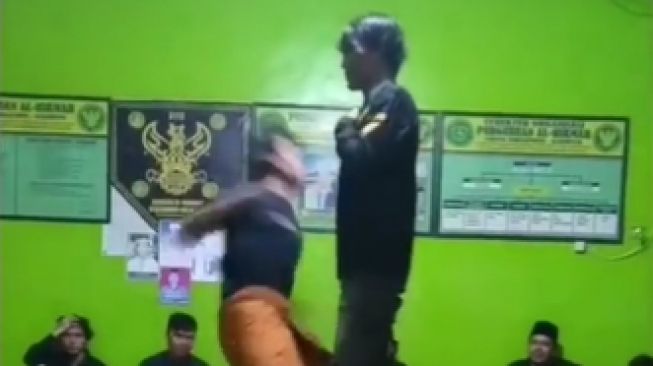 Viral Pria Pukul Orang Malah Balik Terlempar, Publik Penasaran: Ilmu Apa?