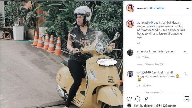 Aura Kasih saat menunggangi Vespa sendirian (Instagram)