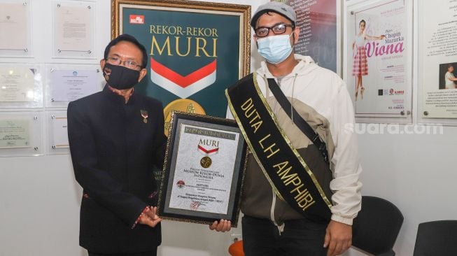 Aktor Rio Reifan saat menerima penghargaan dari MURI (Museum Rekor Indonesia) atas penanaman pohon mangrove pertama di TPS Bantar Gebang di Kantor MURI, Kelapa Gading, Jakarta Utara, Jumat (26/2/2021). [Suara.com/Alfian Winanto]