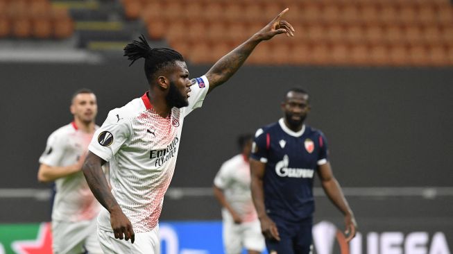 Gelandang AC Milan Franck Kessie melakukan selebrasi setelah membuka skor selama pertandingan babak 32 besar Liga Europa UEFA, pertandingan sepak bola leg kedua AC Milan melawan Red Star  di Stadion San Siro, Milan, Italia, Kamis waktu setempat atau Jumat (26/2/2021) dini hari WIB.
Tiziana FABI / AFP
