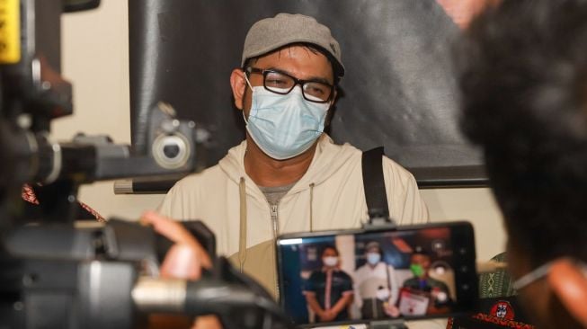 Aktor Rio Reifan saat diwawancarai awak media usai menerima penghargaan dari MURI (Museum Rekor Indonesia) di Kantor MURI, Kelapa Gading, Jakarta Utara, Jumat (26/2/2021). [Suara.com/Alfian Winanto]