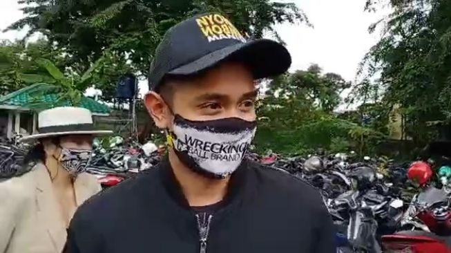 Ajun Perwira menjenguk sang istri, Jennifer Jill Supit di Polres Jakarta Barat, Jumat (26/2/2021). [Ismail/Suara.com]