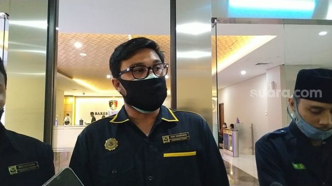 Ketua Bidang Hukum dan HAM PP GPI Fery Dermawan saat melaporkan Presiden Jokowi ke Bareskrim terkait kasus dugaan kerumunan massa di NTT. (Suara.com/M Yasir)