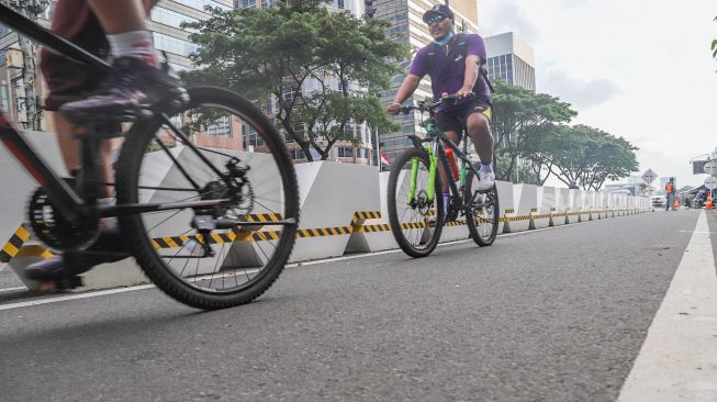 Pesepeda Didenda Rp 100 Ribu Jika Keluar Jalur Khusus Sudirman