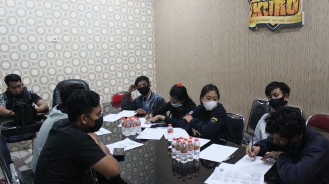 Lima remaja yang joget di lampu merah dan aksinya viral di media sosial memenuhi panggilan Polres Lumajang, Jawa Timur, Kamis (25/2/2021). [Foto: SuaraJatimPost.com]