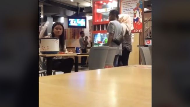 Viral Wanita Makan di Restoran Bawa Magic Com, Publik: Kok Gue yang Malu