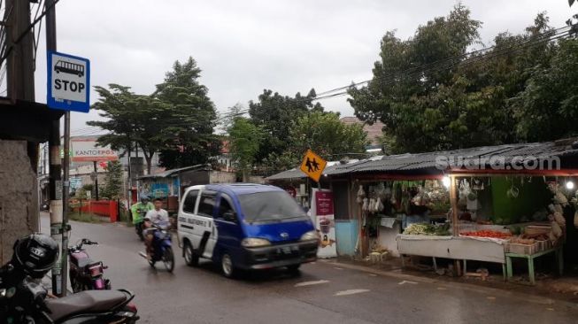 Plang atau rambu bus stop di Jalan Pondok Jaya, Kelurahan Pondok Jaya, Pondok Aren, Tangsel, yang viral dipermasalahkan netizen, Jumat (26/2/2021). [Suara.com/Wivy]