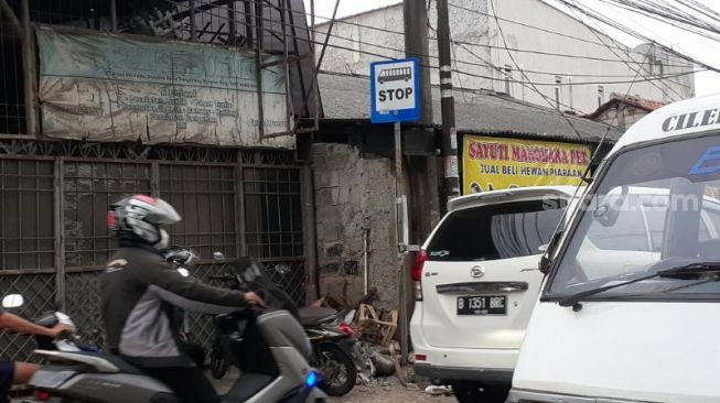 Plang atau rambu bus stop di Jalan Pondok Jaya, Kelurahan Pondok Jaya, Pondok Aren, Tangsel, yang viral dipermasalahkan netizen, Jumat (26/2/2021). [Suara.com/Wivy]