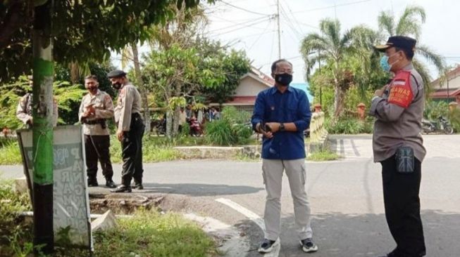 Polisi saat mendatangi TKP kasus bocah 7 tahun tewas terjatuh ke drainase saat ibunya kejar jambret. (Antara)