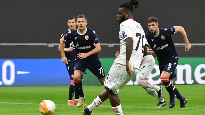 Gelandang AC Milan, Franck Kessie, melakukan tendangan penalti untuk membuka skor selama pertandingan sepak bola leg kedua AC Milan melawan Red Star  di Stadion San Siro, Milan, Italia, Kamis waktu setempat atau Jumat (26/2/2021) dini hari WIB. Tiziana FABI / AFP