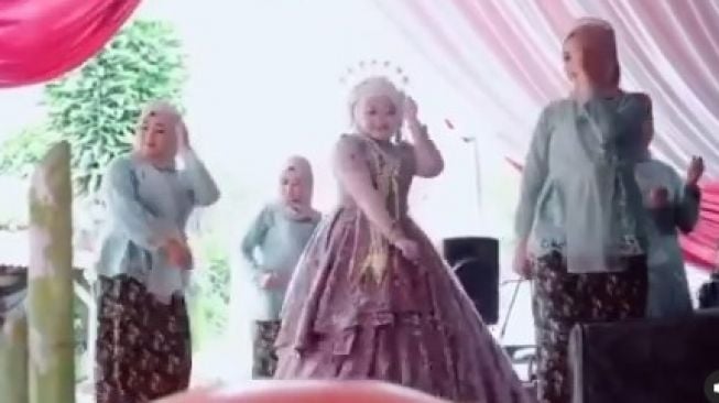 Keasyikan Joget, Pengantin Wanita Malah Bernasib Ngenes saat Resepsi