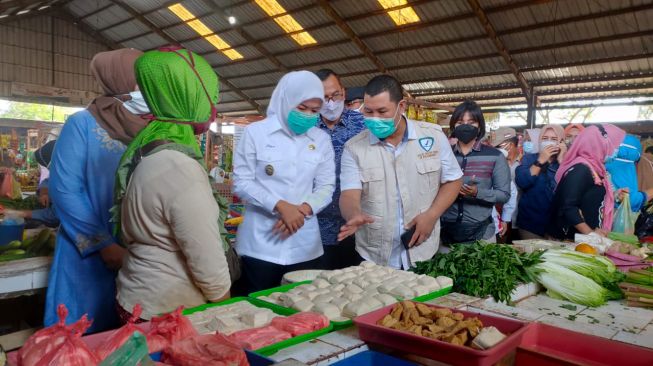 Wakil Wali Kota, Fitrianti Agustida saat sidak [dok Pemkot]. Ditemukan ikan daging berformalin.