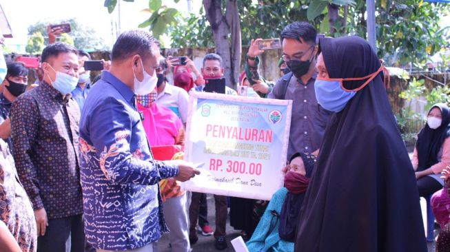Bupati Takalar Serahkan BLT ke 50 KK di Desa Patani