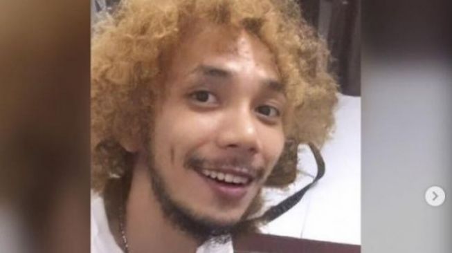 Masih Ingat Norman Kamaru? Kini Berambut Pirang Makin Mirip Valentino Rossi
