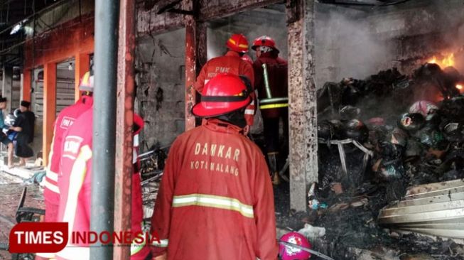 Toko Helm Kawasan Stasiun Malang Kebakaran, Saksi Dengar Ledakan