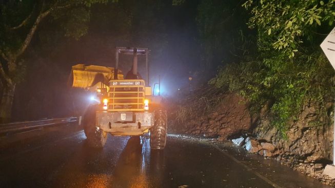 Tanah Longsor Susulan, Jalur Malang-Kediri Tutup Total