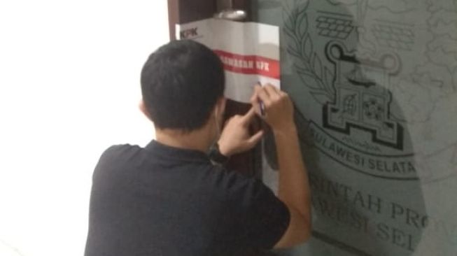 KPK segel ruangan di Kantor Dinas PUTR Sulsel, Sabtu 27 Februari 2021 / [Istimewa]