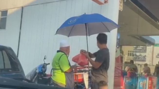 Dagangan Mendadak Diborong Habis, Aksi Penjual Buah Ini Bikin Nangis