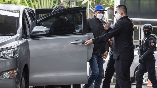 Gubernur Sulawesi Selatan Nurdin Abdullah (tengah) dikawal petugas setibanya di gedung KPK, Jakarta, Sabtu (27/2/2021). ANTARA FOTO/Dhemas Reviyanto
