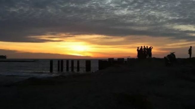 Lima Lokasi Terbaik Menikmati Matahari Terbenam di Pantai Pariaman