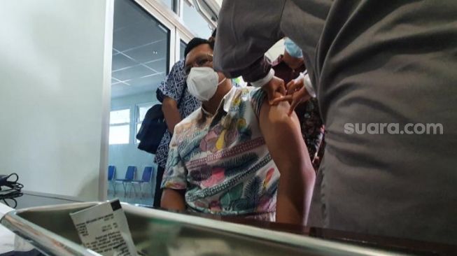 Wakil Bupati Sleman Danang Maharsa menjalani vaksinasi Covid-19 di RSUD Sleman, Sabtu (27/2/2021). - (SuaraJogja.id/Hiskia Andika)