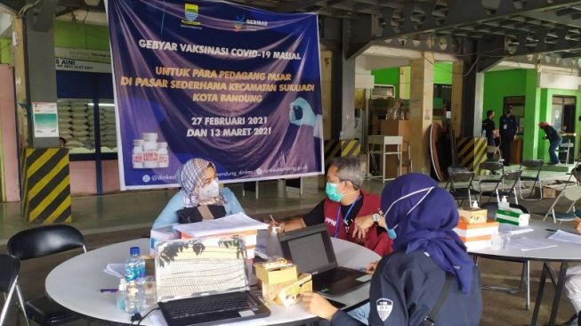 Pedagang di Pasar Kota Bandung Mulai Disuntik Vaksin, Ini Kendala Dinkes