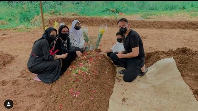 Vicky Prasetyo mendatangi makam mantan mertuanya, Nurdin bin H Entong. [Instagram]