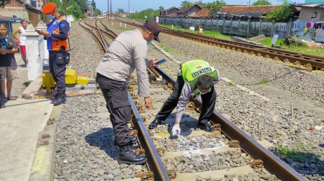 Nekat Terobos Palang Pintu, Anggota DPRD Kendal Tewas Disambar Kereta Api