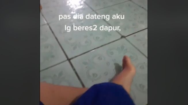 Kesal Ada Tamu Masuk Rumah Tanpa Lepas Sandal, Curhat Wanita Ini Viral